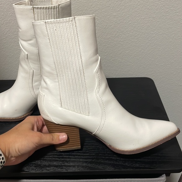 LuLus white boots - Picture 5 of 7